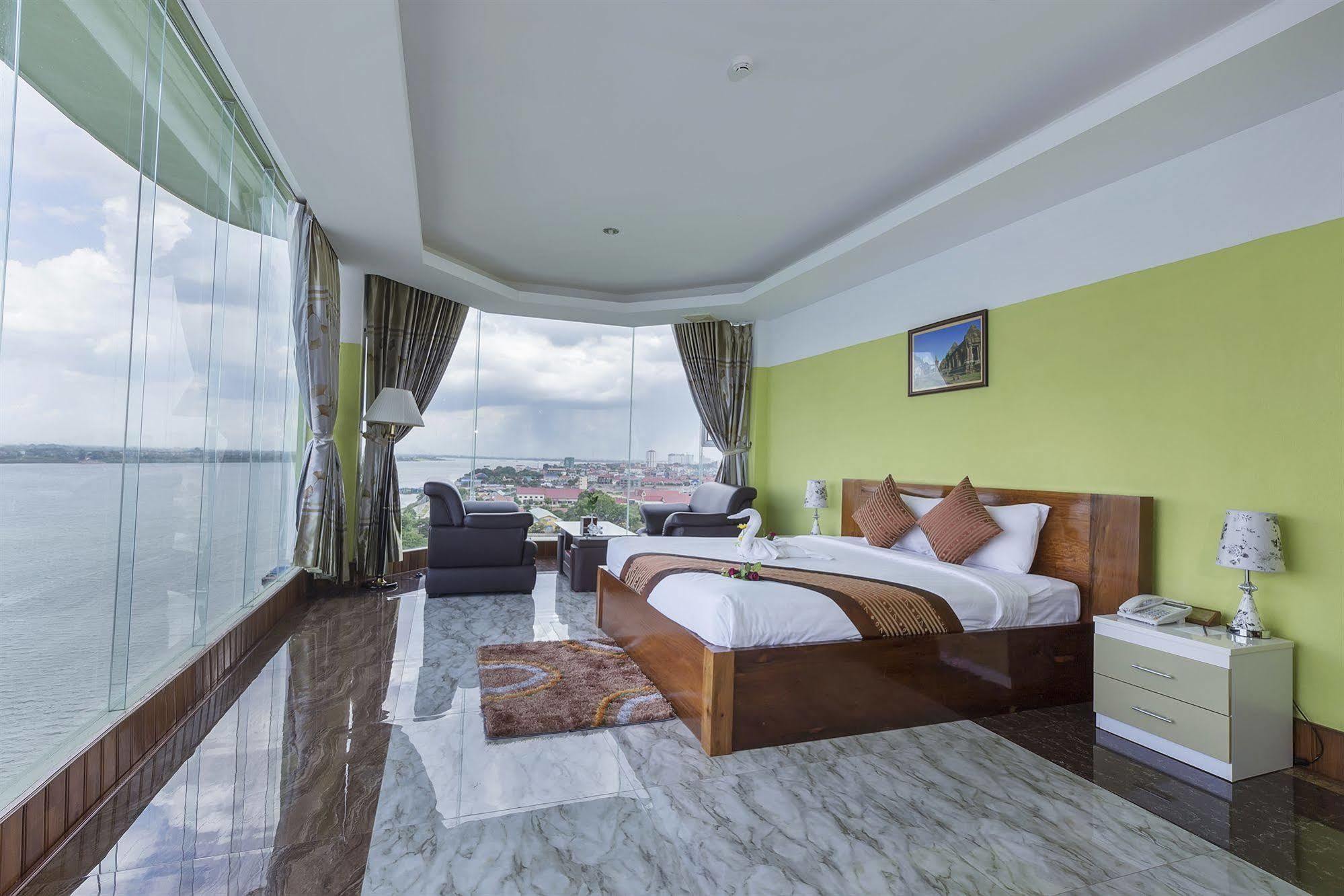 High Sky Hotel Phnom Penh Exterior foto