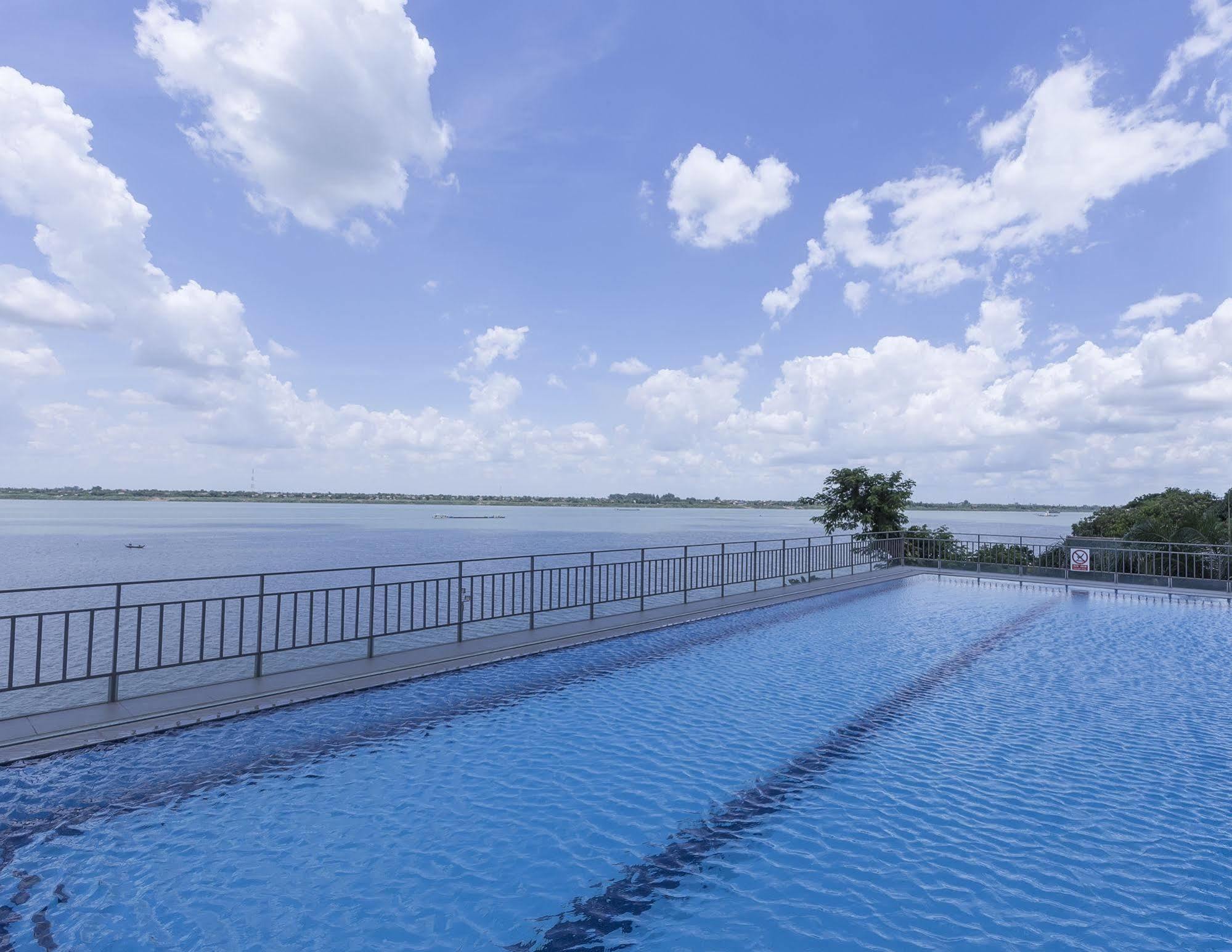 High Sky Hotel Phnom Penh Exterior foto